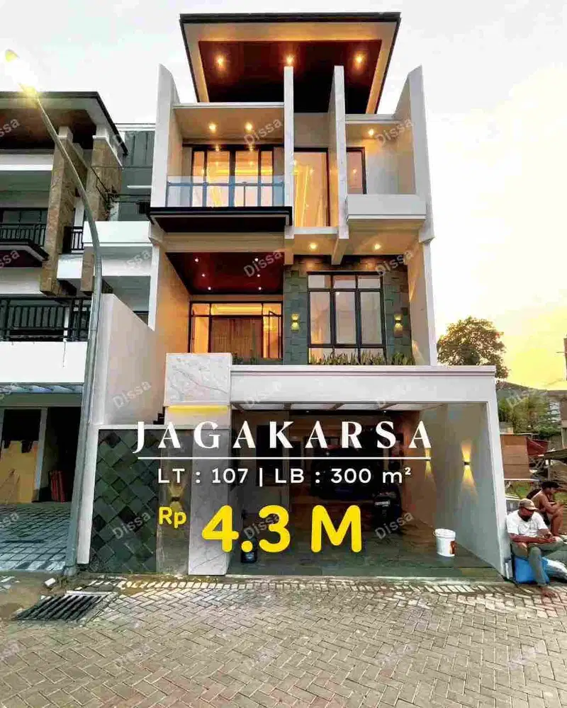 RUMAH MEWAH + ROOFTOP DAN PRIVATE POOL SIAP HUNI LOKASI DEKAT TOL DI JAGAKARSA