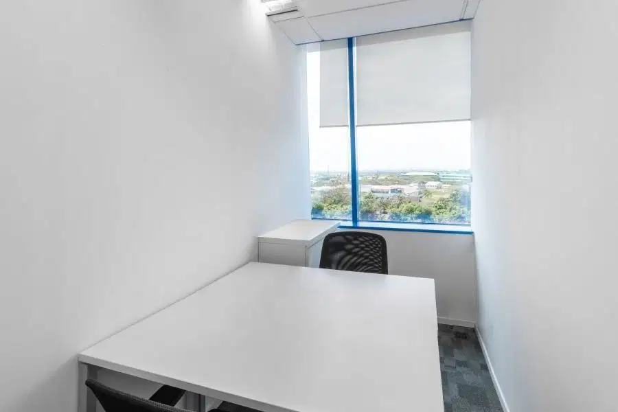 Ruang kantor pribadi berlayanan lengkap untuk Anda dan tim di Regus Graha Pena
