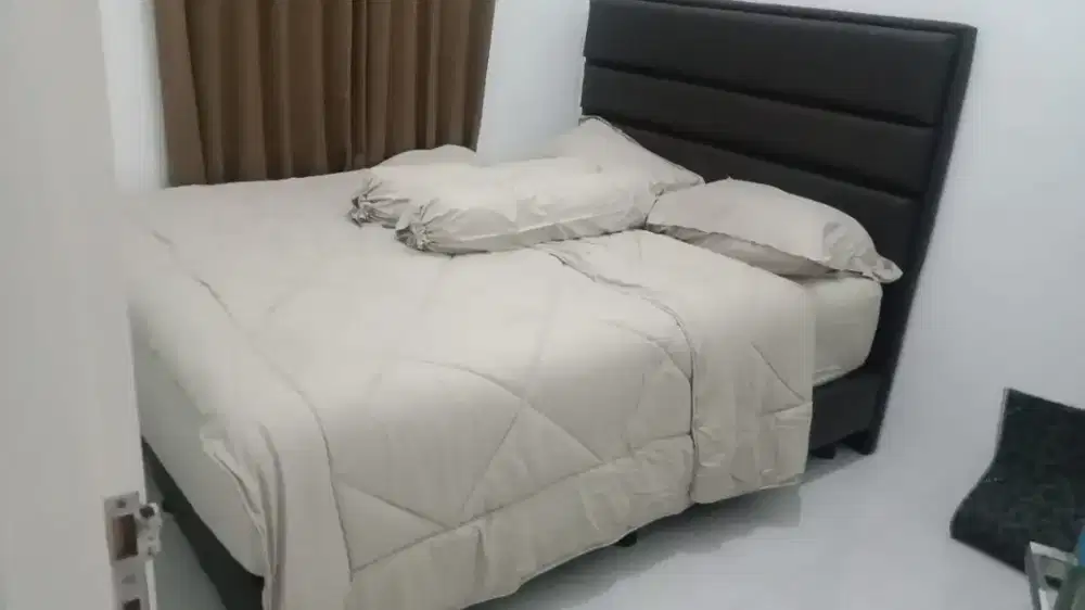 Set kasur ama dipan nya bekas seperti baru merek slumberland