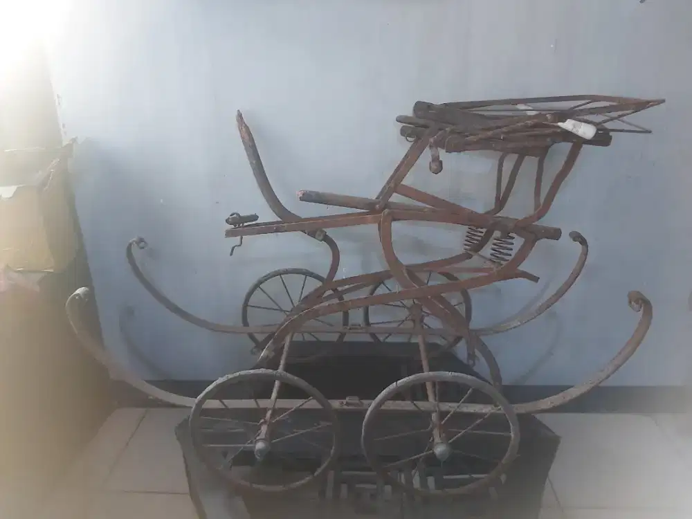 rangka kereta bayi kolonial