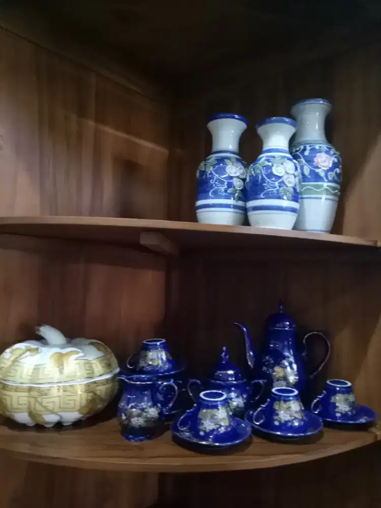 Keramik kecil hiasan lemari