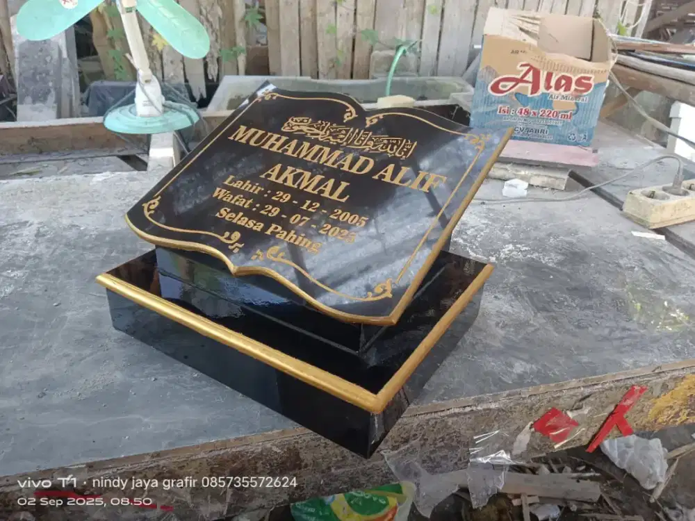 Batu nisan prasasti papan nama