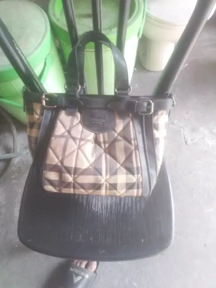 Tas bekas rumah mewah