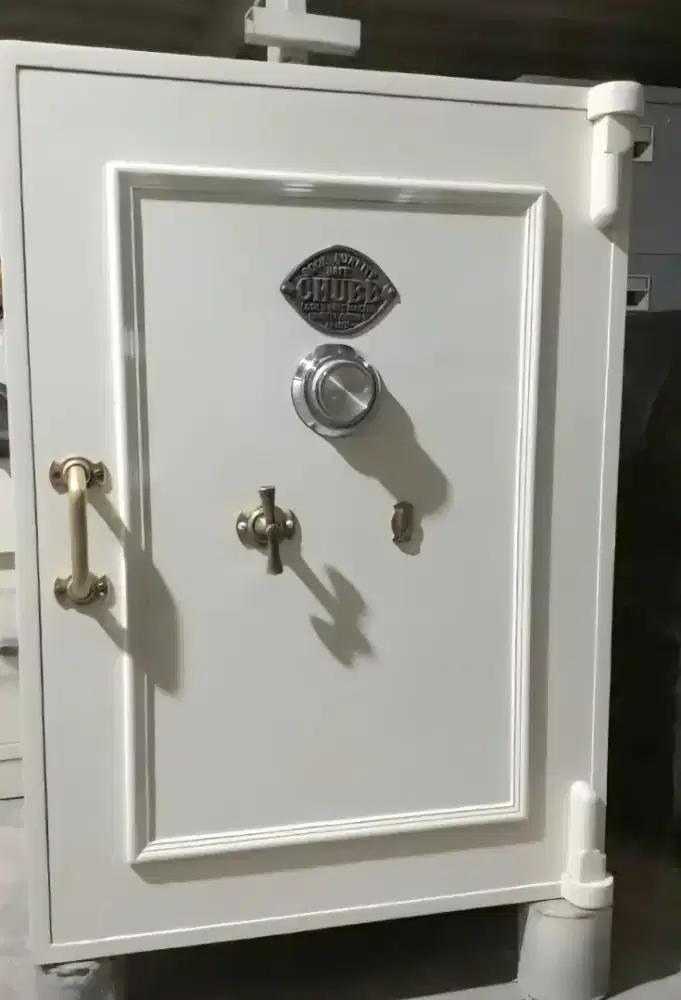 Brankas Chubb Kuno Antik Tinggi 92 cm Bekas Tahan Api Safety Box