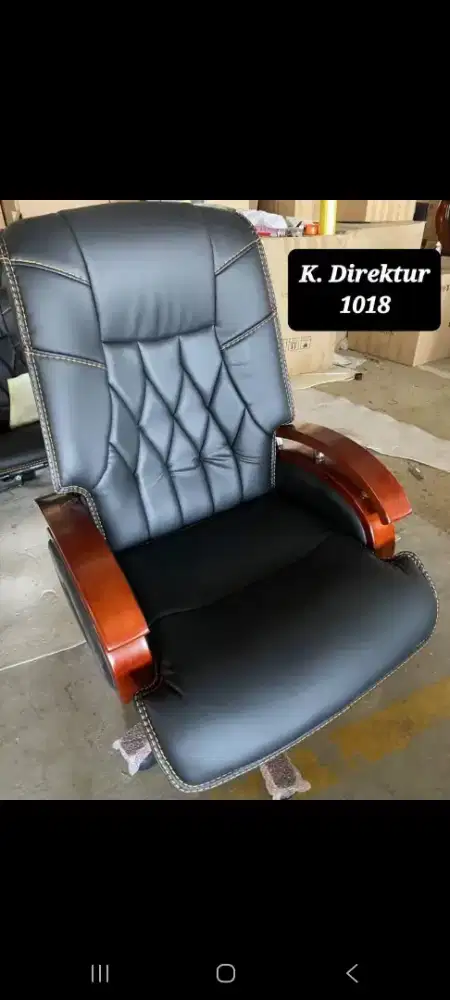 Kursi kantor di rektur