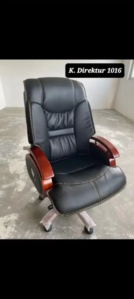 Kursi kantor di rektur