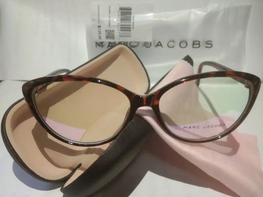 Kacamata Gaya Marc Jacobs