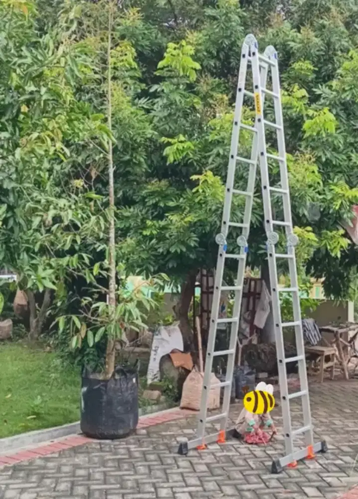 Tangga lipat empat multifungsi kokoh