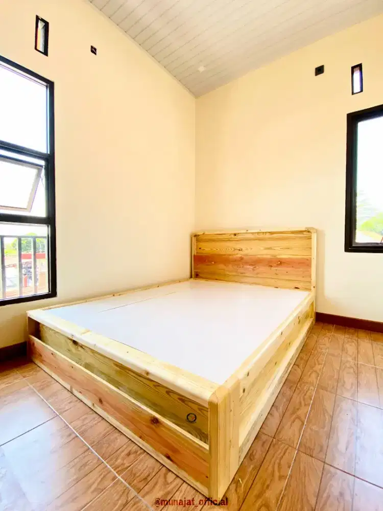 Divan Pinewood Knockdown Minimalis