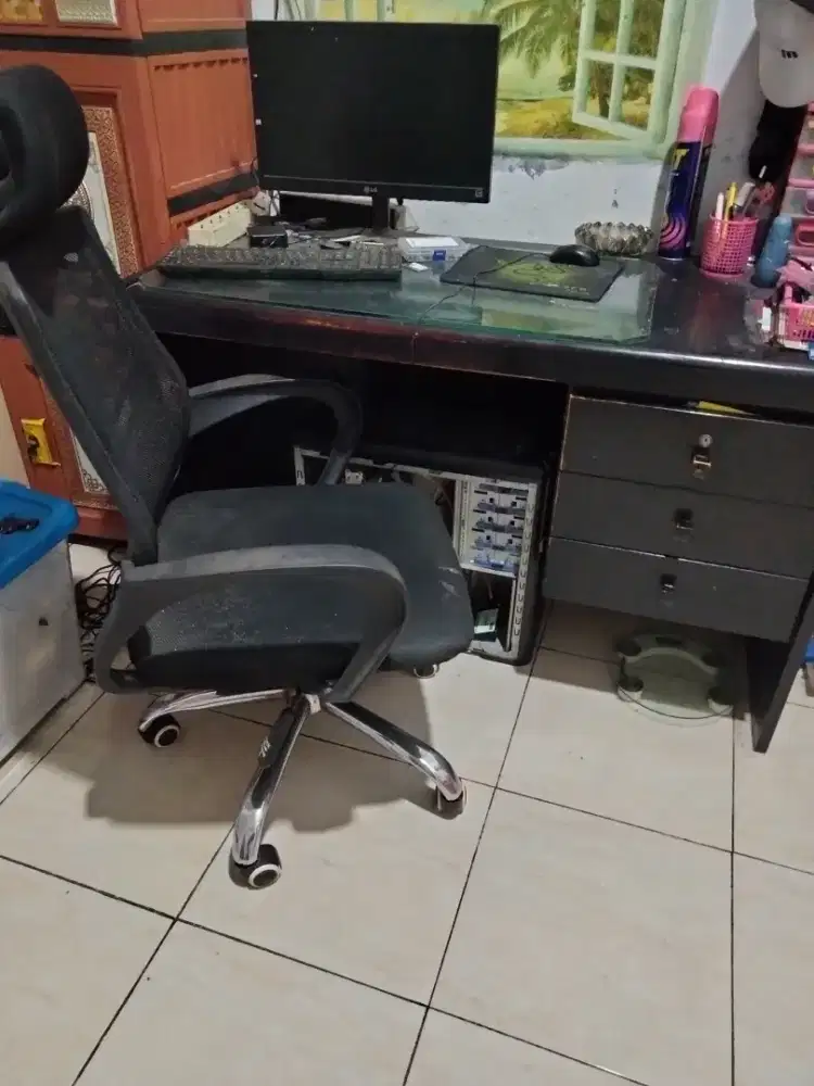 Kursi gaming jaring dan meja kayu