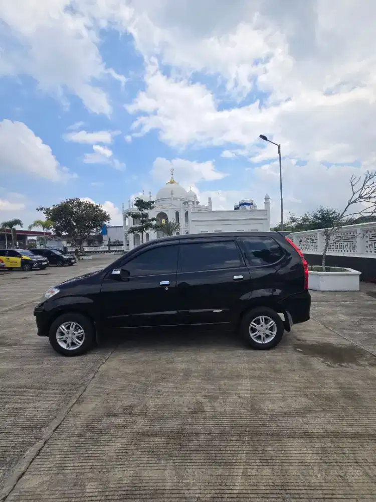 Di jual mobil DAIHATSU XENIA LI FAMILI 2010.