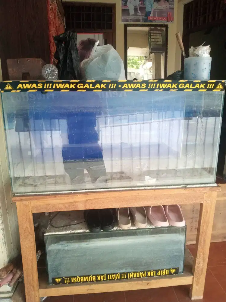 AQUARIUM IKAN DAN MEJA