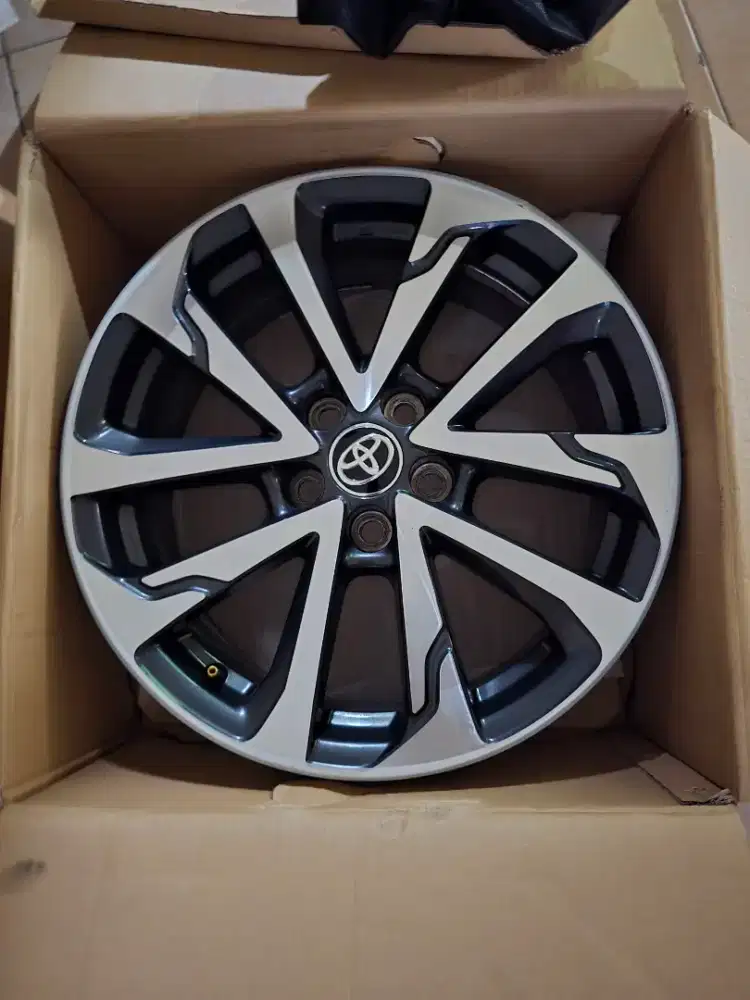 Velg velk original asli corolla cross R 18 cocok buat innova dll