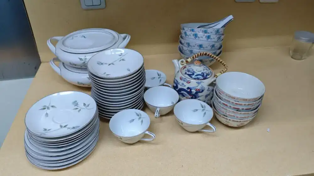 Perlengkapan  1 set piring makan