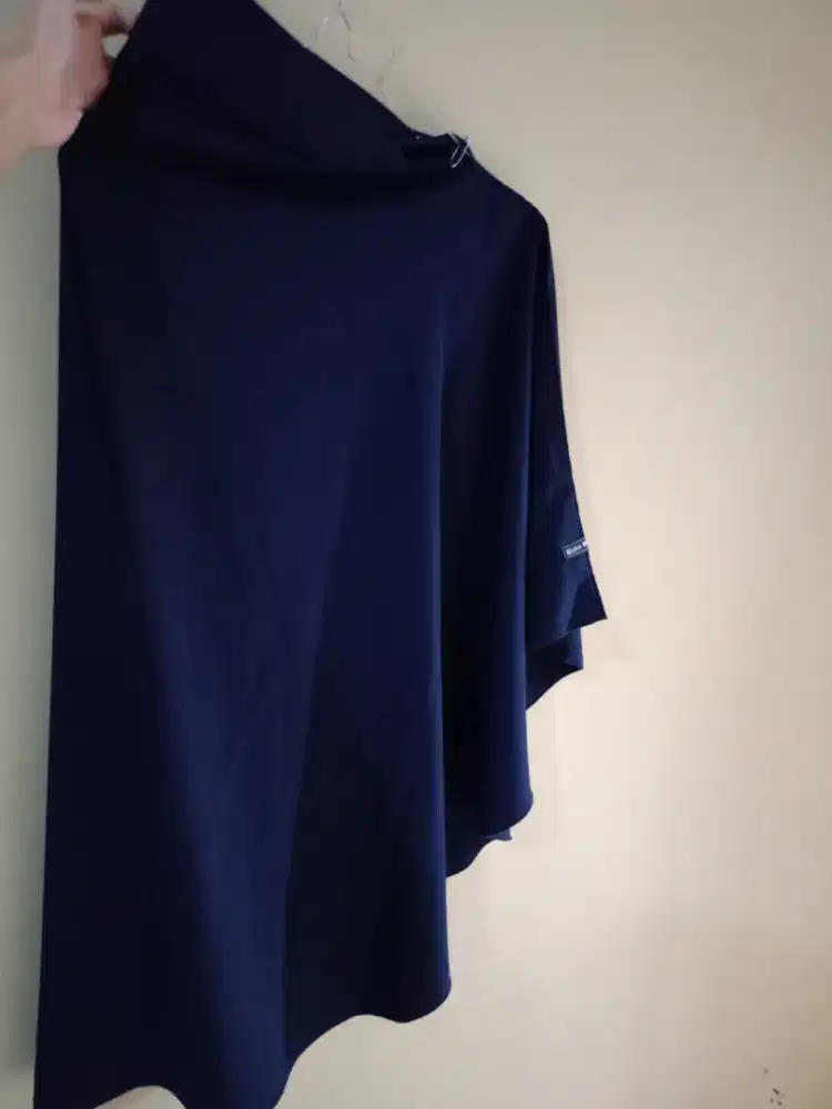 Kerudung Navy dengan Pet, Kondisi Bagus
