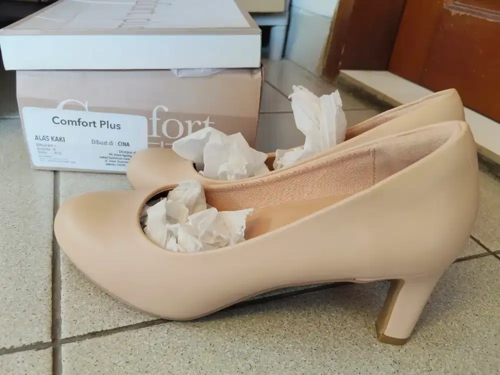 Sepatu payless. Heels. Baru 1 x pake size 40.