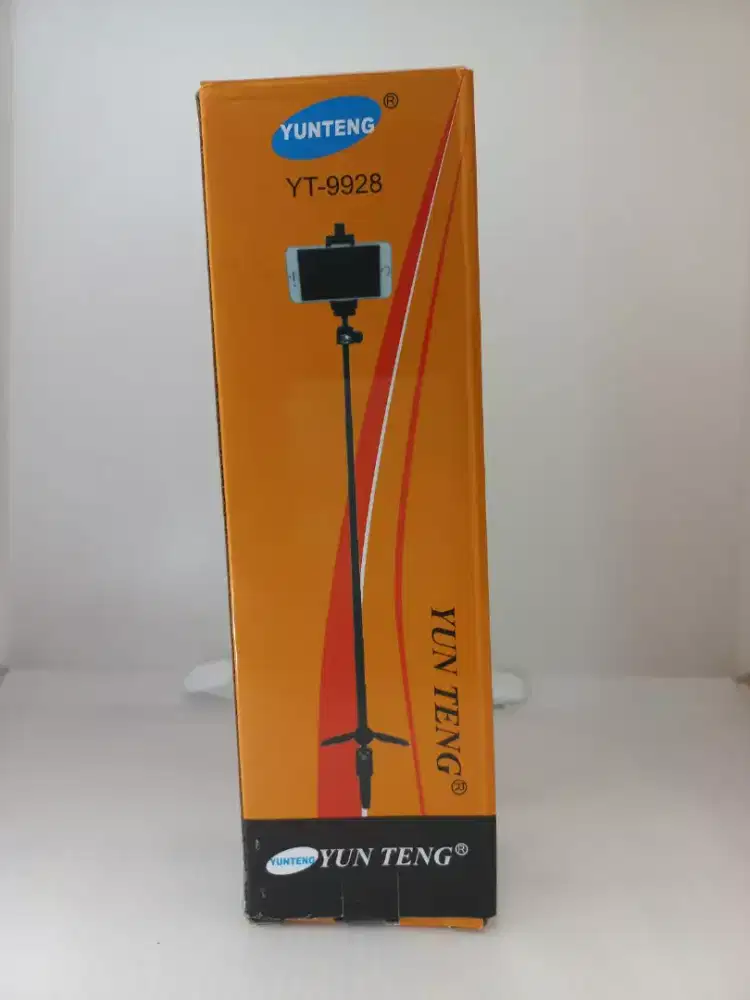 Yunteng YT-9928, sebuah tongsis/tripod dengan remote Bluetooth.