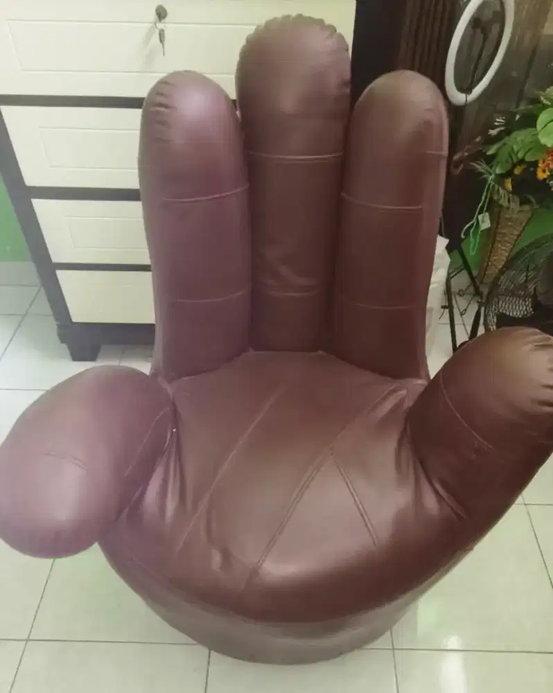 Sofa jari dari kulit warna merah maroon. Harga bisa nego