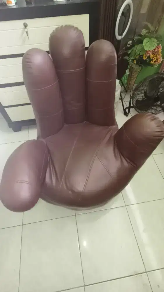 Sofa jari dari kulit warna merah maroon