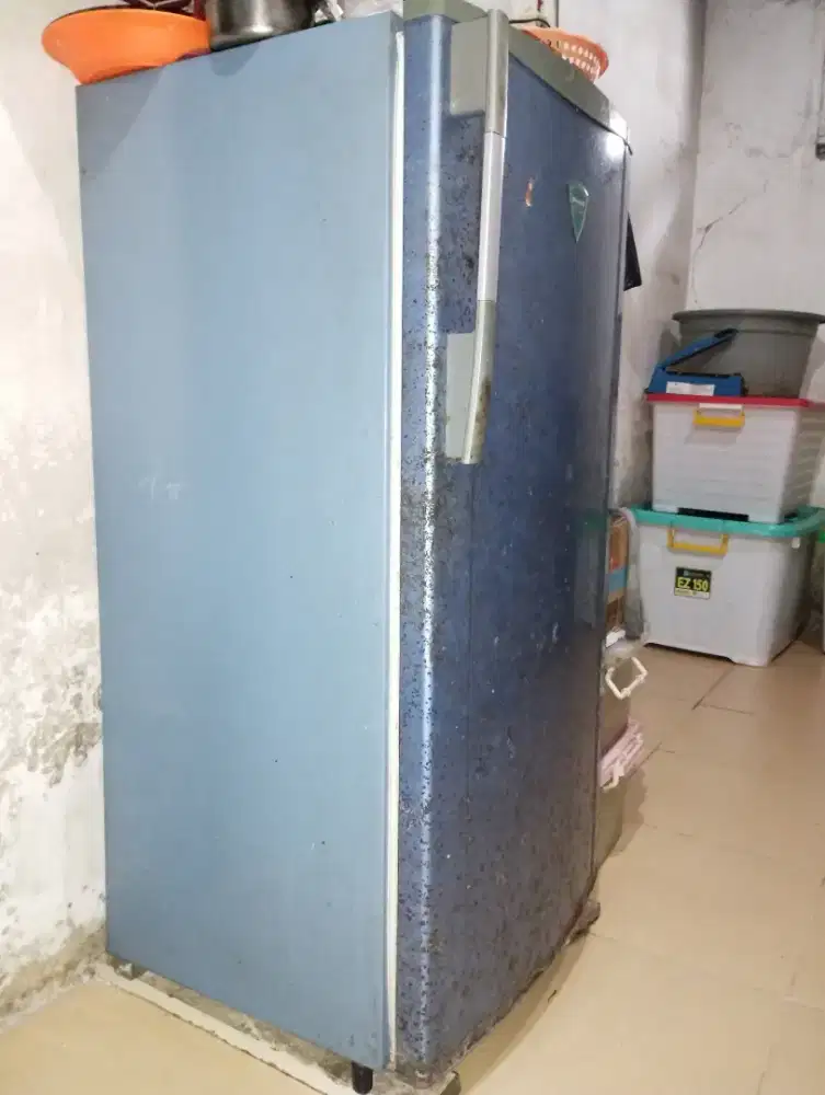 Kulkas 1 pintu Sharp bagus normal siap pakai