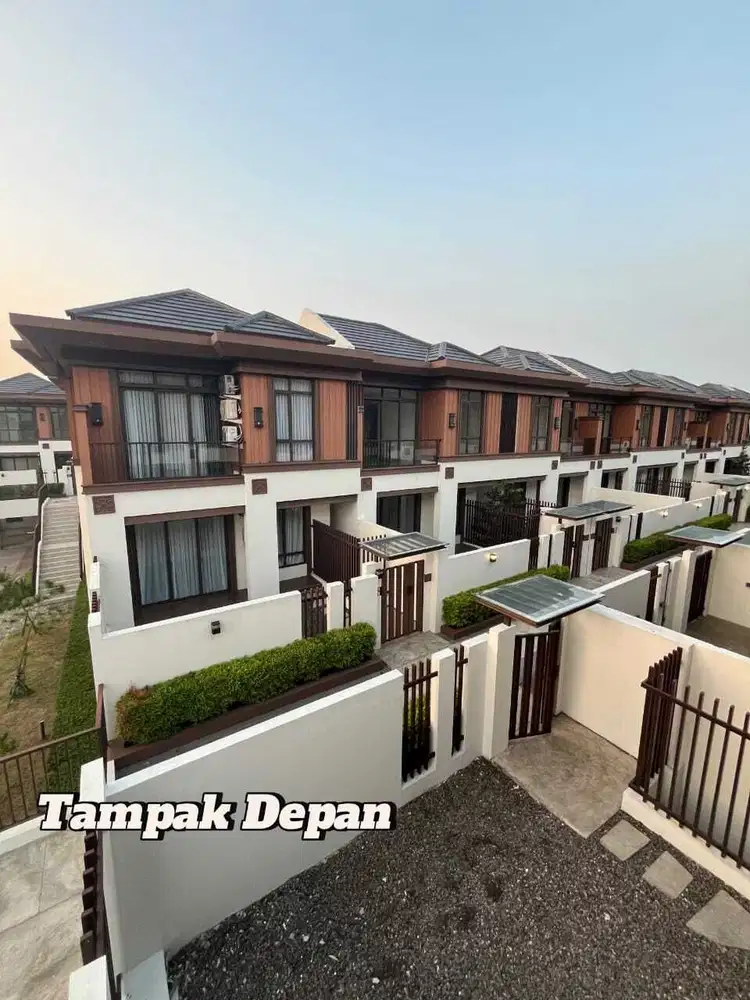 Rumah 3 lantai di lapangan golf