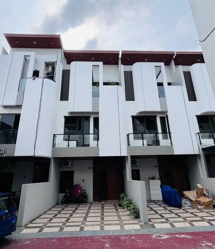 Rumah 3 Lantai Townhouse Exclusive SHM Bebas Banjir di Matraman