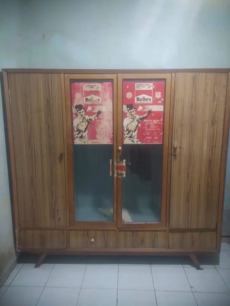 Jual lemari kayu keras 4 pintu dengan 4 laci bawah.