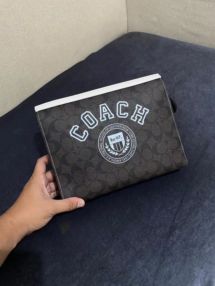 Clutch coach / handbag coach