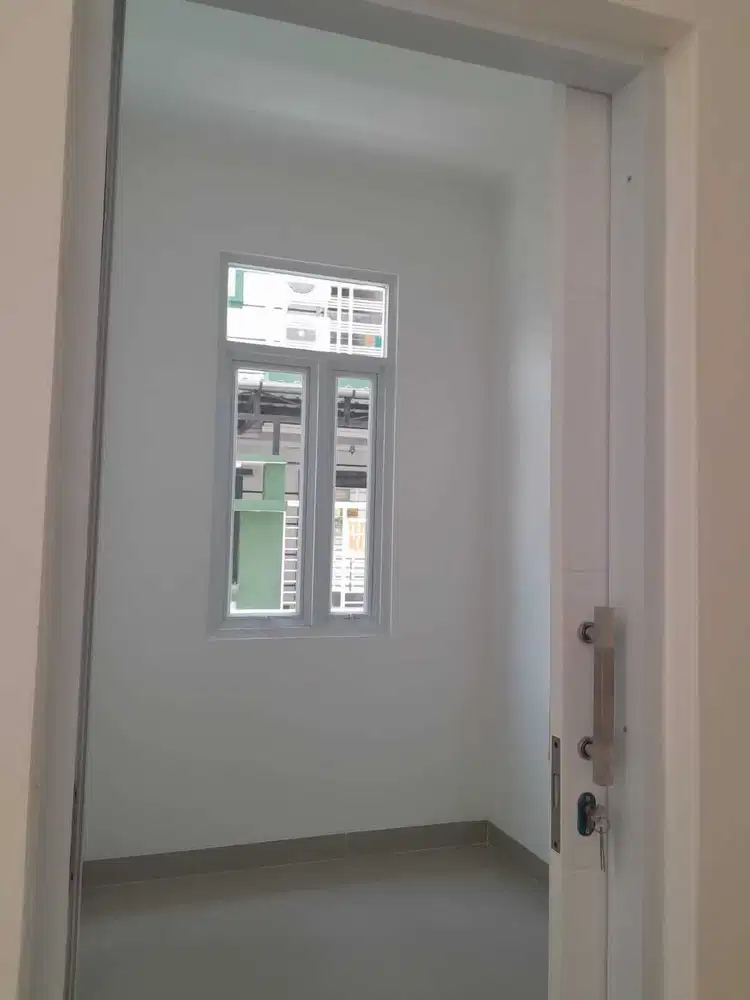 Di jual rumah dua lantai SHM di jalan kembang sepatu pangkalan asem