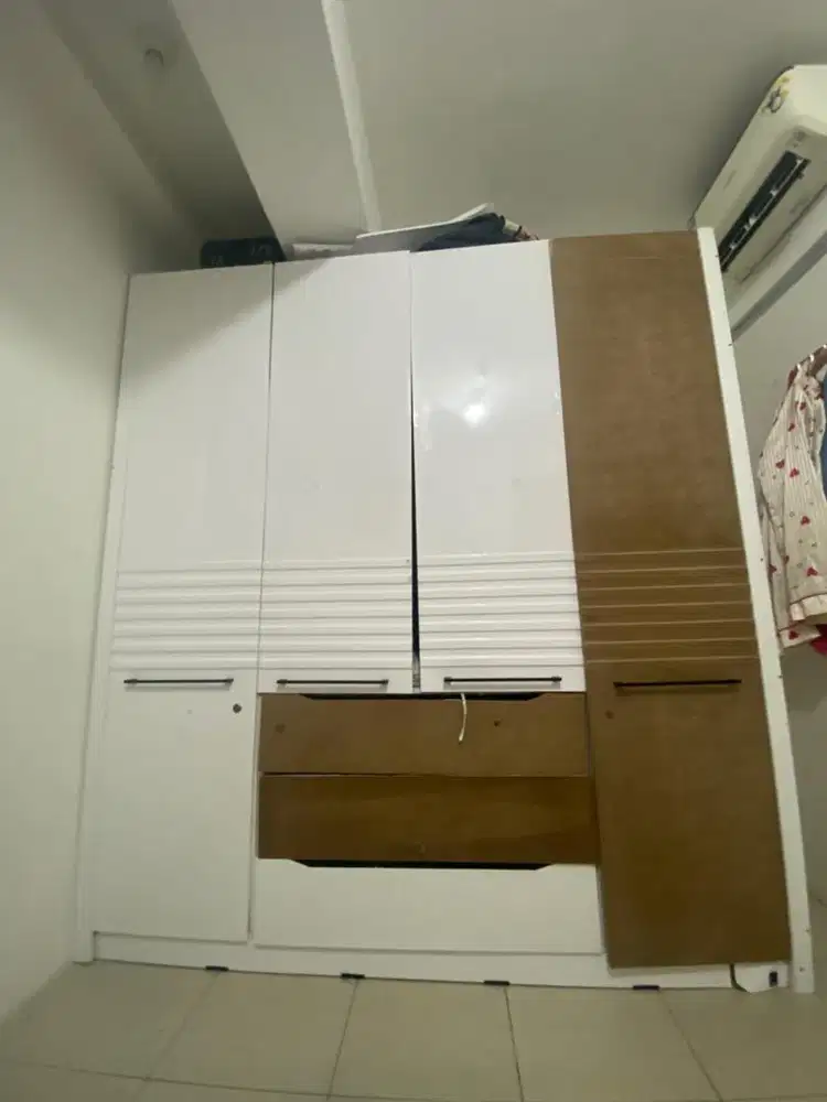 Lemari kayu second / lemari bekas