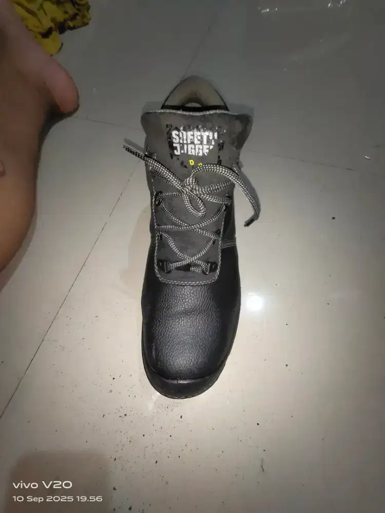 Sepatu safety Jogger ukuran 44.