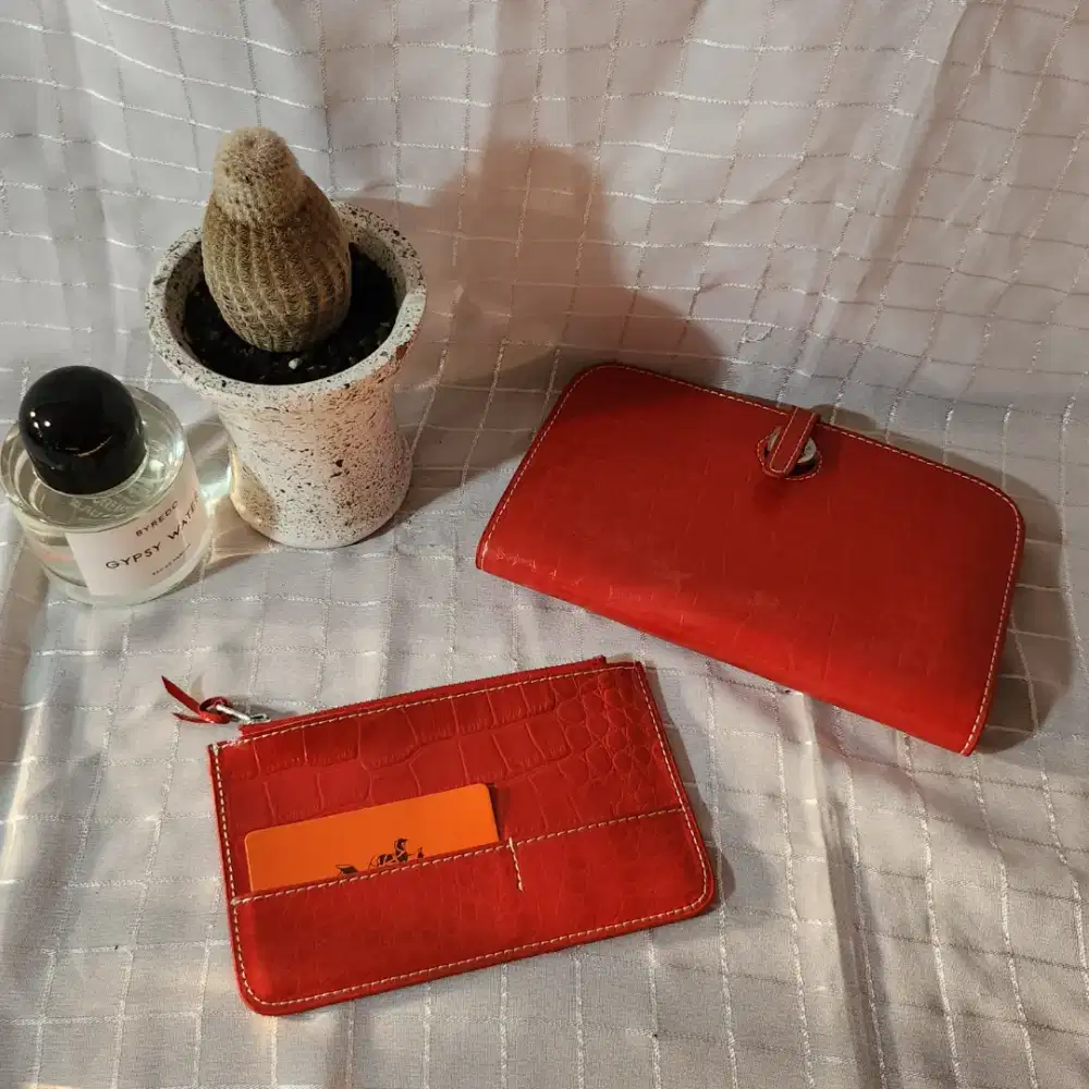 Dompet H3rmes warna orange kemerahan