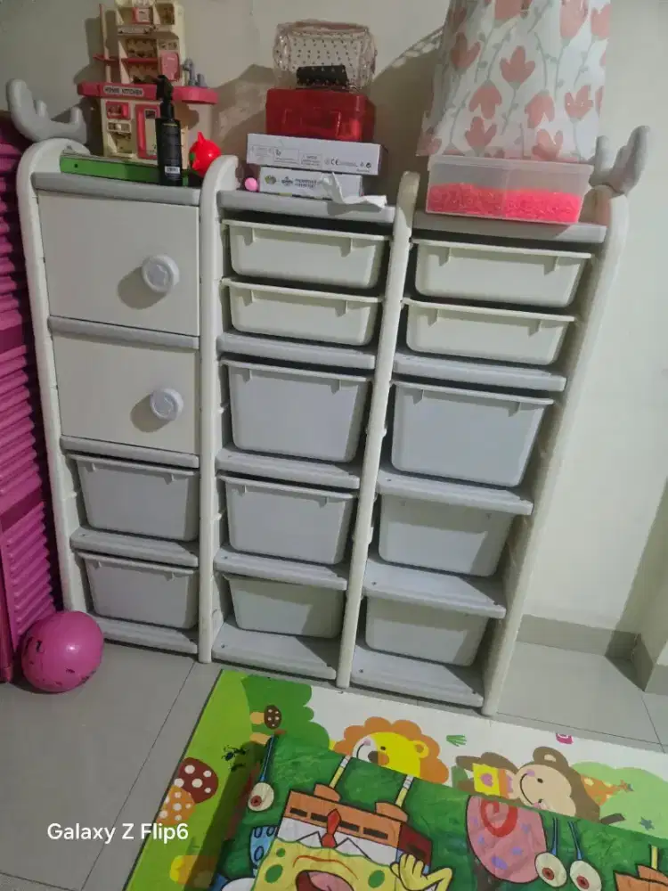 Lemari plastik banyak laci