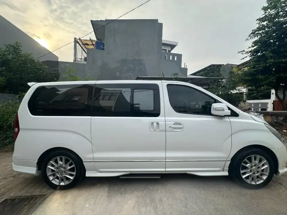 Hyundai H1 Royal 2.4 Bensin a/t 2014 Pajak hidup