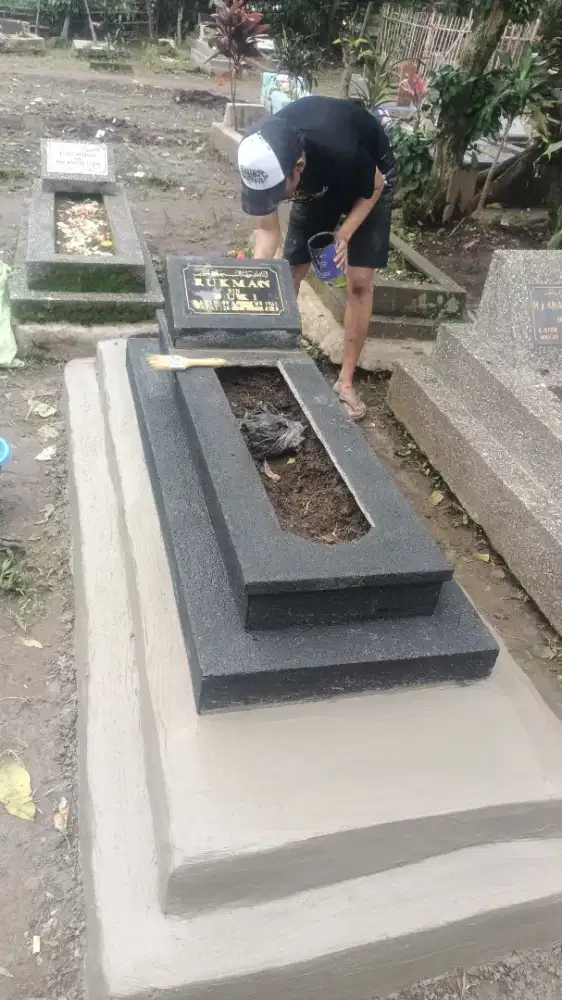 Makam bahan coran plus pernis hitam
