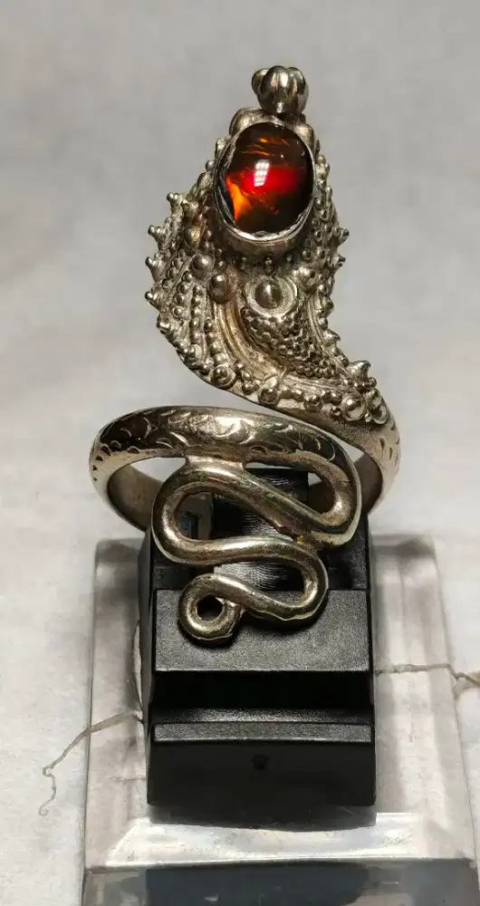Ring perak motif ular mahkota opal banten