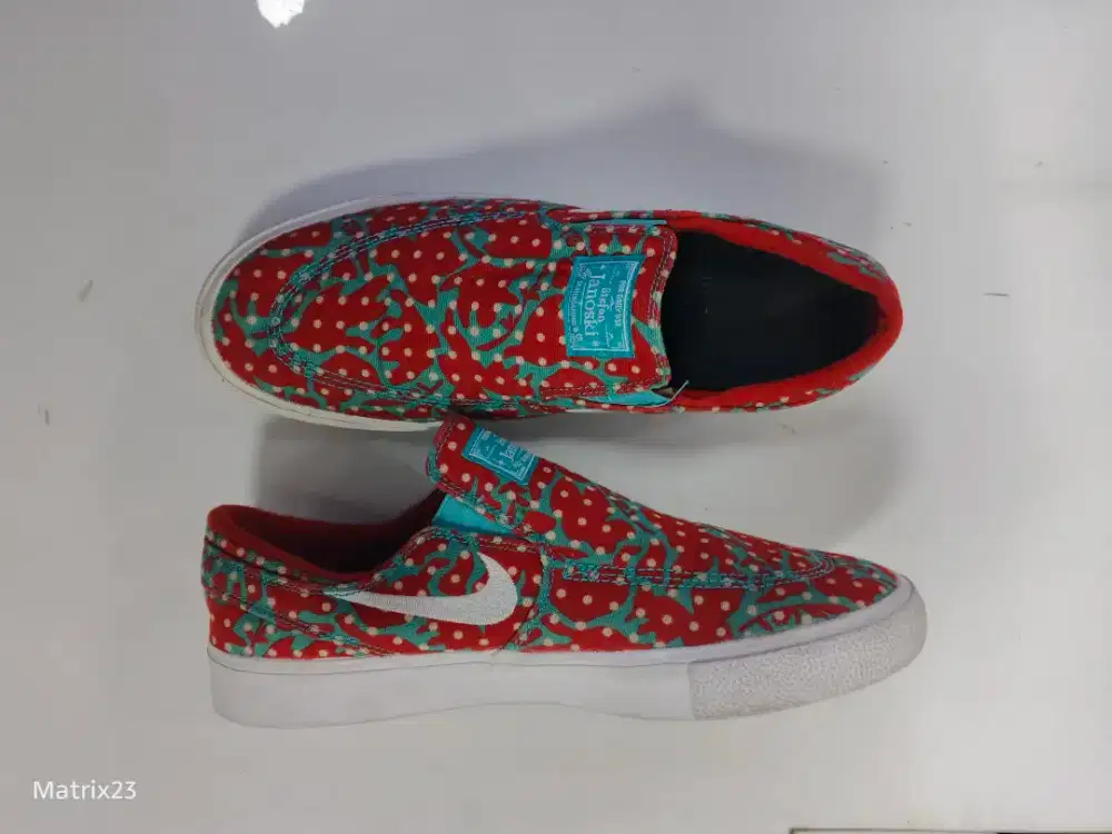 Sepatu second slip on