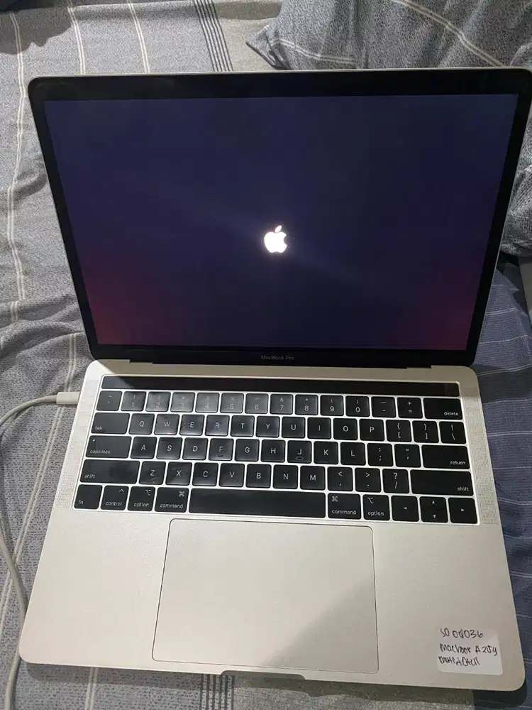 Macbook pro 2020 1 tera gb 16gb ram kondisi mulus namun stuck di apple