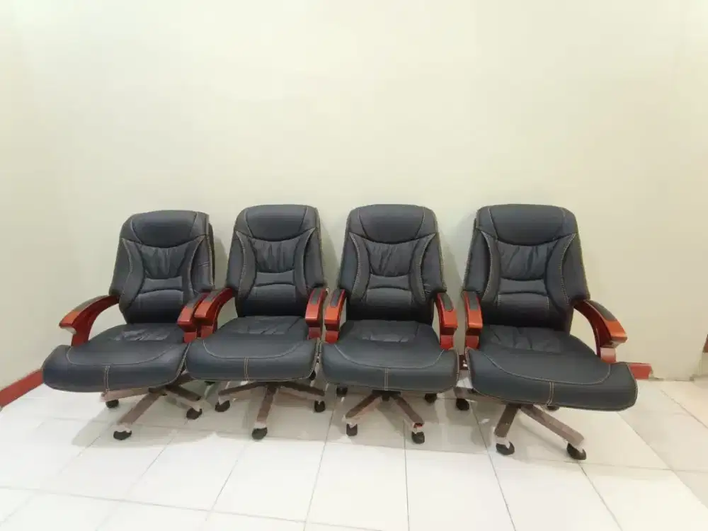 Kursi direktur tangan kayu