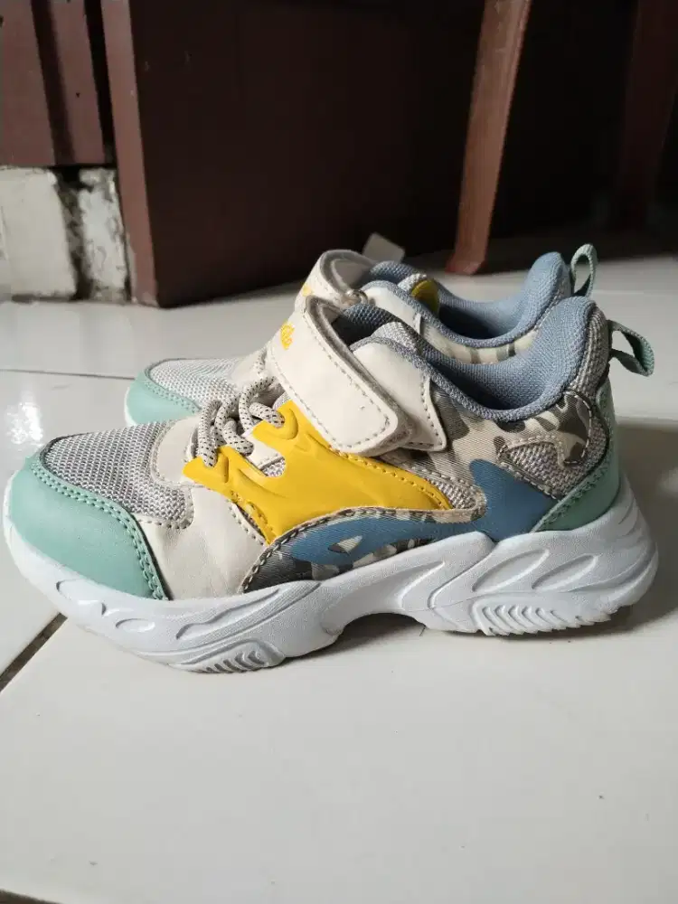 Sepatu sport anak crocodile