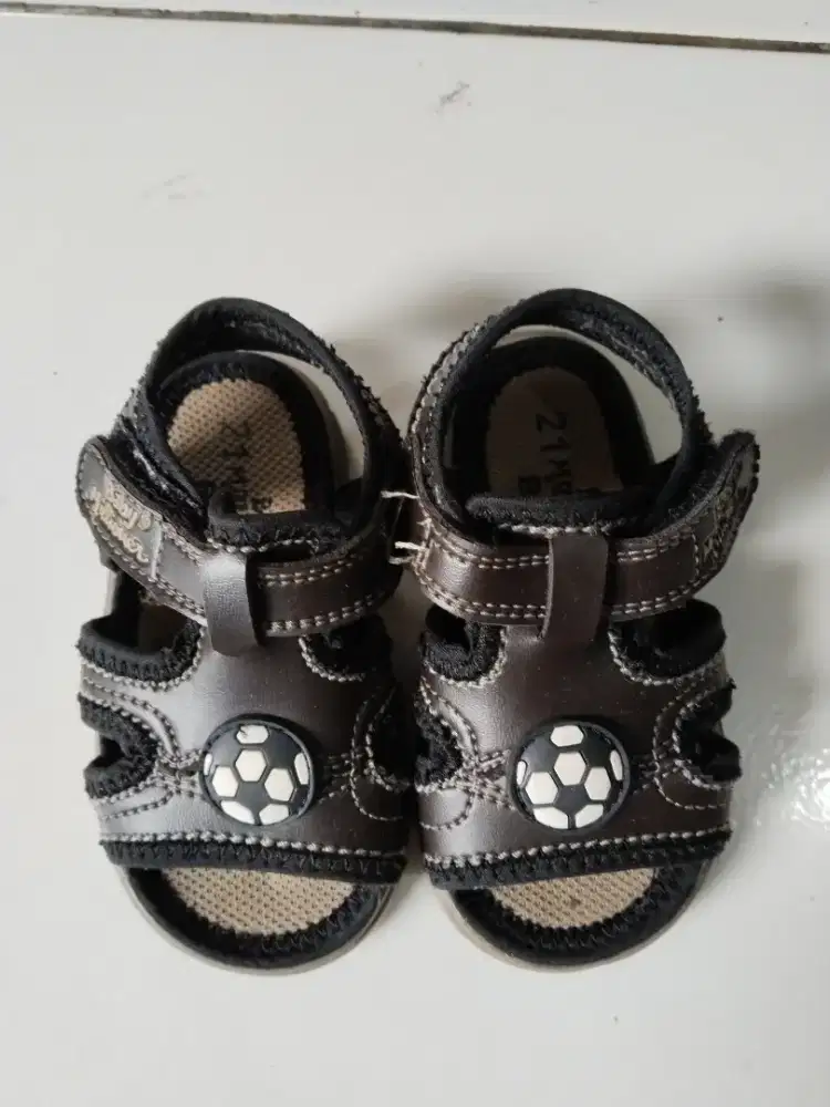 Sandal baby millioner