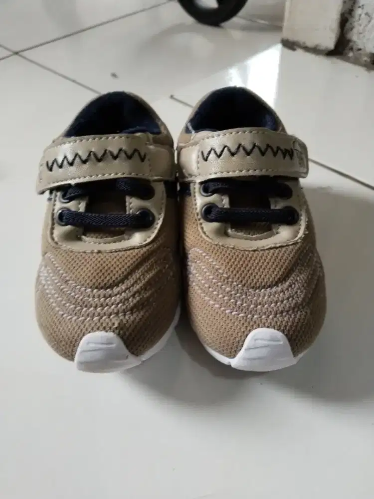 Sepatu sport baby millioner