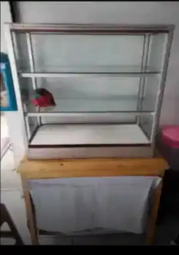 Etalase kaca panjang