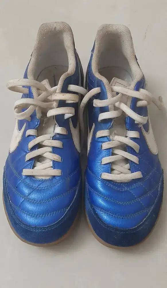 Sepatu futsal Nike Tiempo
