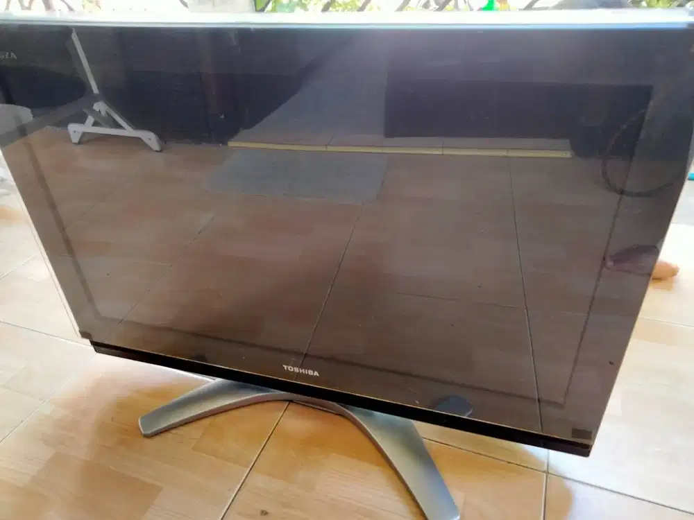 TV LCD Toshiba Regza 32 32A3000E dan TV LCD Panasonic 24 TH-L24C20G