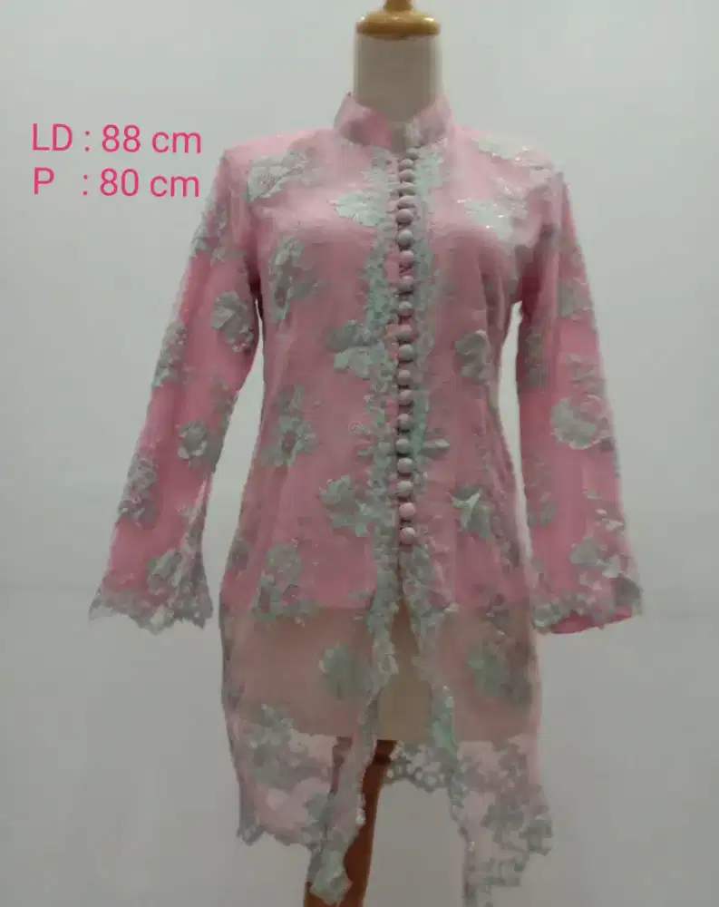 Kebaya Pink Tampil Anggun