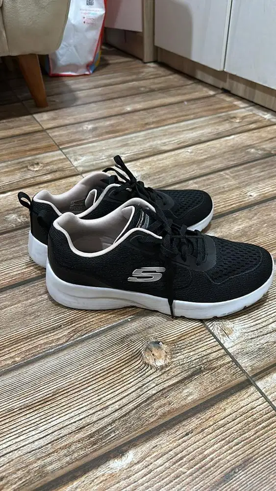 Preloved sepatu sketchers