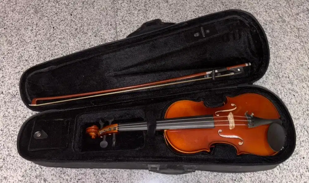 Biola brand Pearl River size 1/2 Preloved