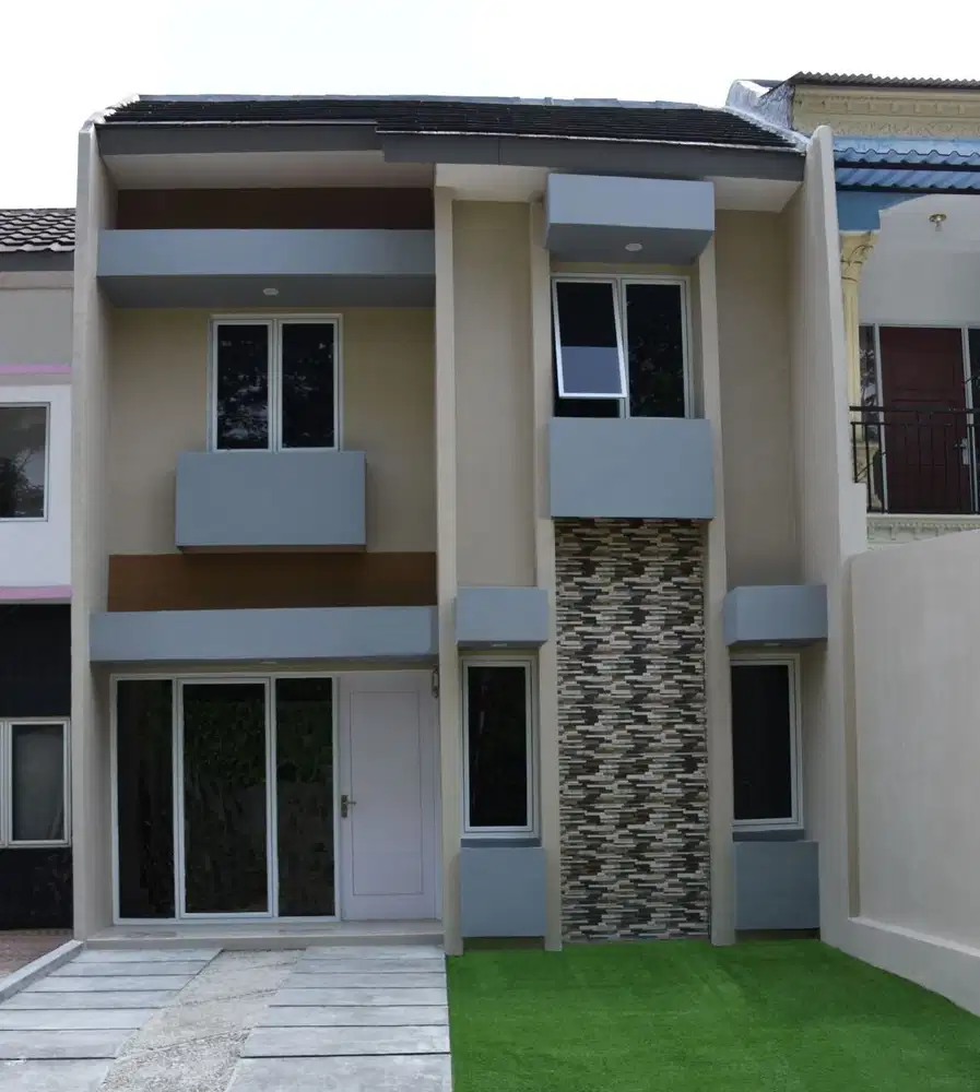 Rumah 2 lantai lokasi strategis dan lingkungan sudah HIDUP.