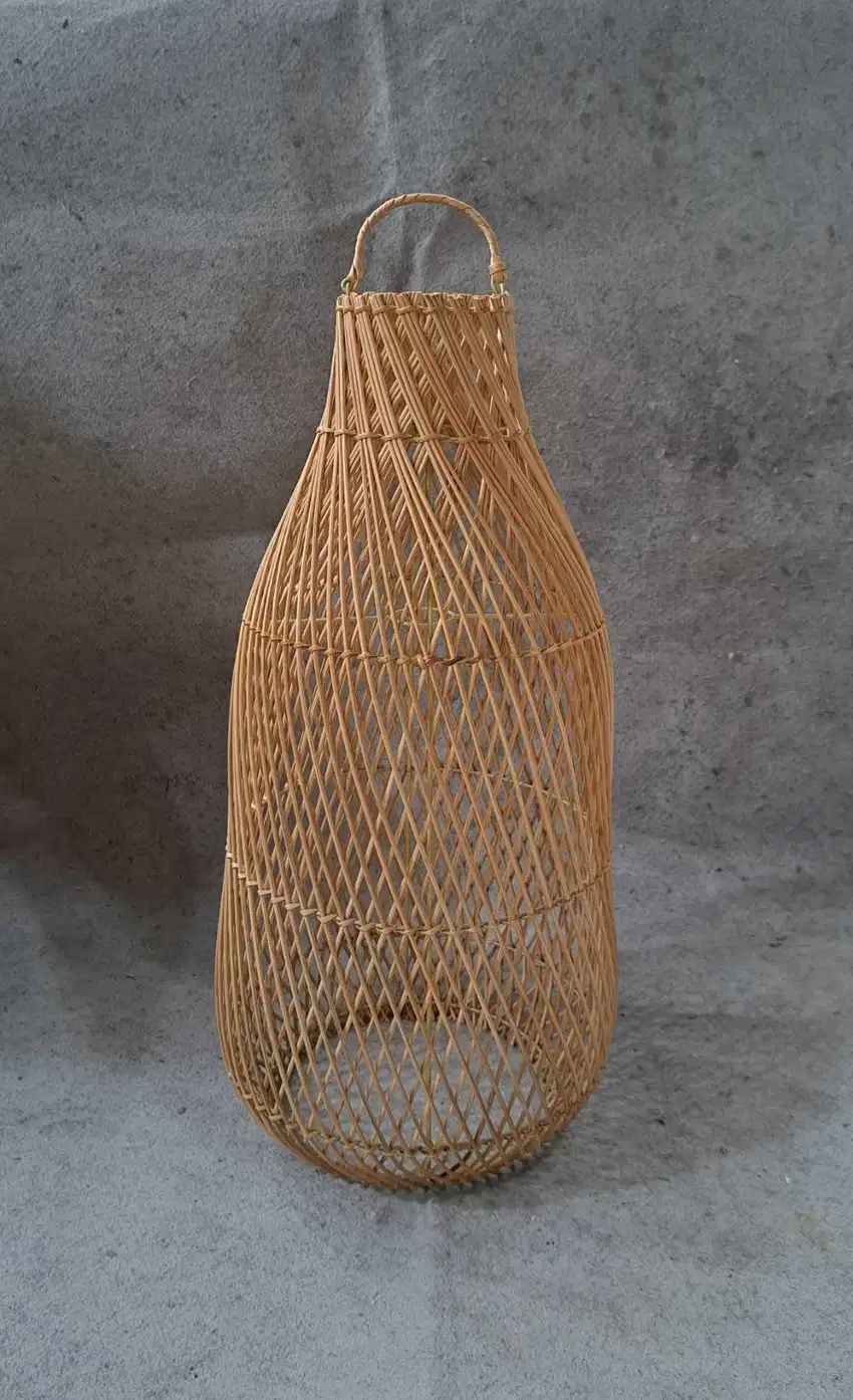 Kap lampu gantung anyaman rotan model Botol diameter 30 cm